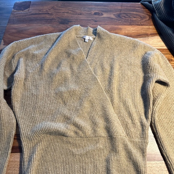 Guess sweater only try it on for an hour .. like new - Picture 2 of 3